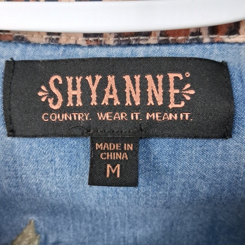 Shyanne Denim Western Shirt Womens M Light Wash Blue Snap Button Floral Rose - Picture 2 of 8